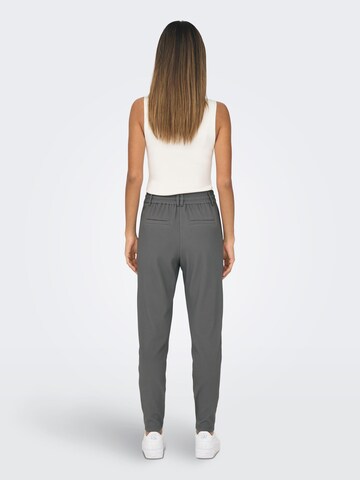 Coupe slim Pantalon 'Sally' ONLY en gris