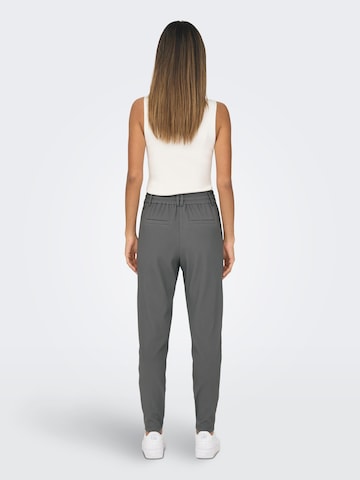 Coupe slim Pantalon 'Sally' ONLY en gris