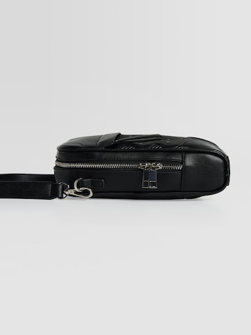 Bershka Чанта за през рамо тип преметка в черно