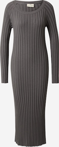 A LOT LESS Stickad klänning 'Carola' i grå: framsida