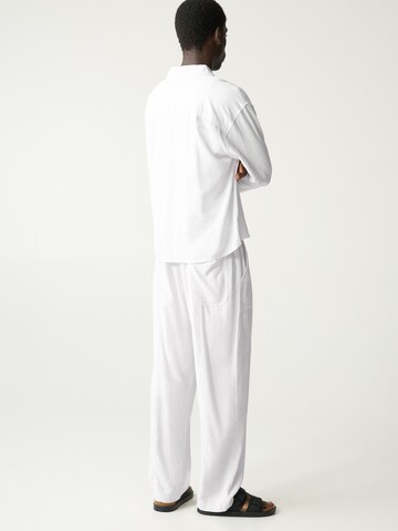 Loosefit Pantalon Pull&Bear en blanc