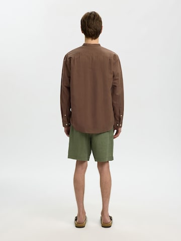 Coupe regular Chemise 'SLHClay' SELECTED en marron