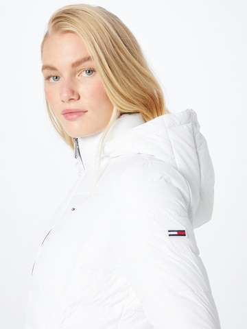 Tommy Jeans - Chaqueta de invierno en blanco