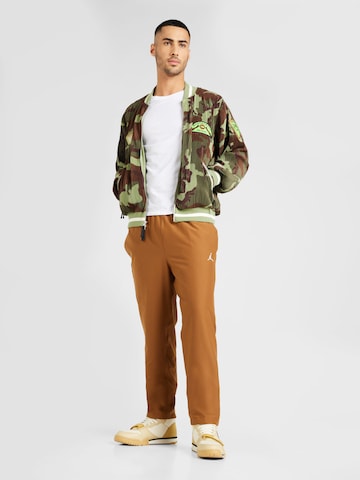 Regular Pantalon 'ESS' Jordan en marron