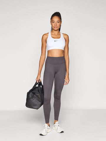 Skinny Pantalon de sport 'ONE' NIKE en gris
