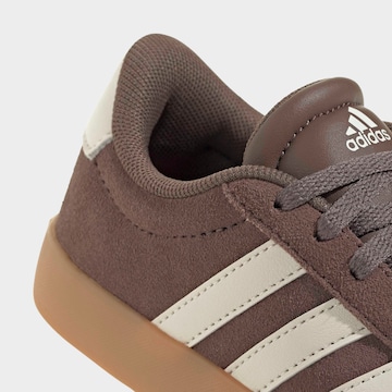ADIDAS SPORTSWEAR Ketsid 'VI Court 3.0', värv pruun