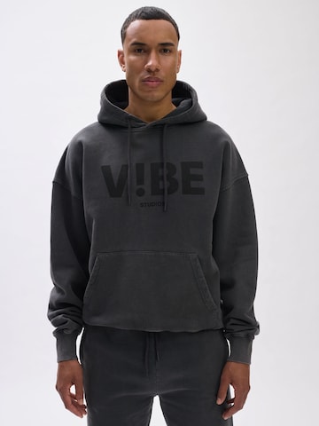 V!BE STUD!OS Sweatshirt in Black: front