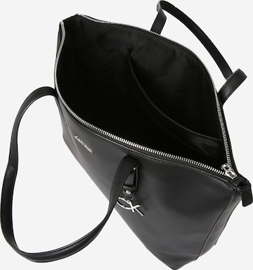 Calvin Klein حقيبة تسوق بلون أسود