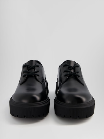 Chaussure à lacets Bershka en noir