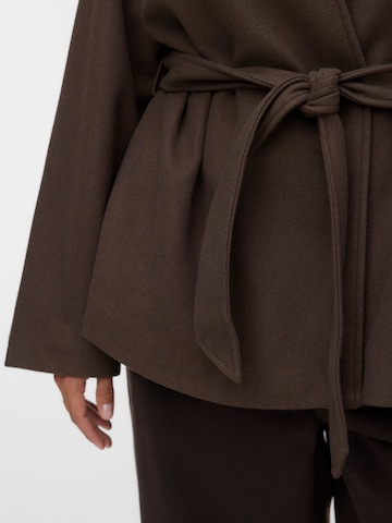 Vero Moda Curve - Abrigo de entretiempo 'VMCBabettenora' en marrón