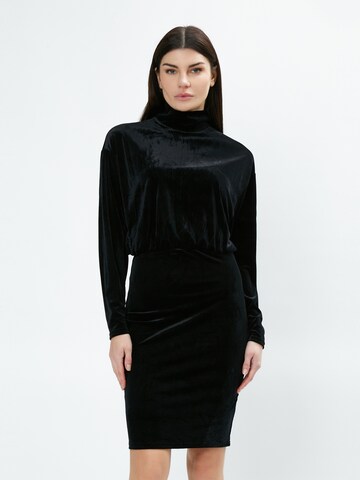 Influencer Jurk in Zwart: voorkant