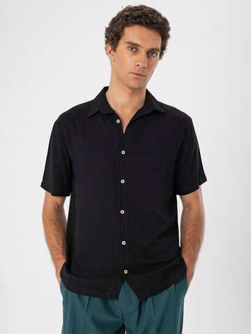 Antioch Regular Fit Hemd in Schwarz: Vorderseite