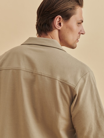 DAN FOX APPAREL جينز مضبوط قميص 'Roman' بلون بيج