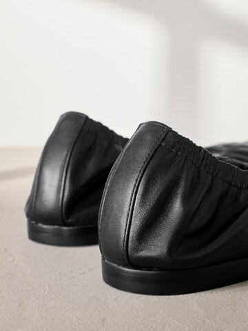 Next Ballerina 'Signature Premium' in Zwart