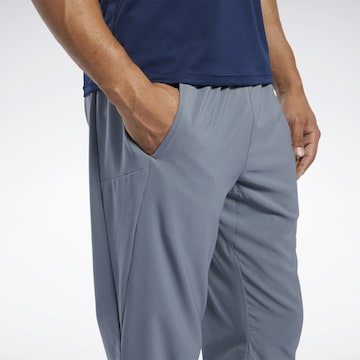 Loosefit Pantaloni sportivi di Reebok in grigio