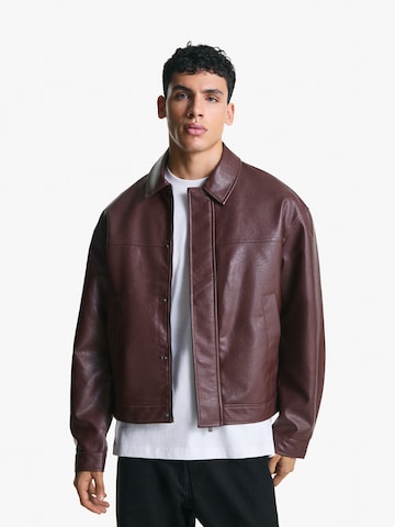 Veste mi-saison Bershka en rouge : devant