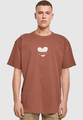 Maglietta 'Hugs & Love - Heart Hug' di Merchcode in marrone: frontale