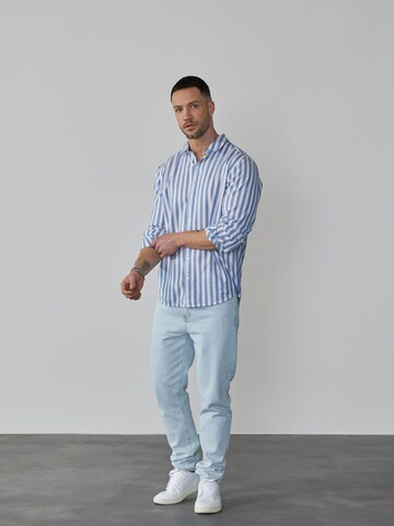 DAN FOX APPAREL - Ajuste regular Camisa 'Baran' en azul