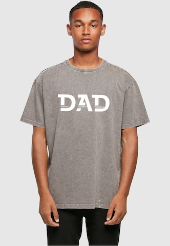 Merchcode T-Shirt 'Fathers Day - The Man, The Myth, The Legend' in Grau: predná strana