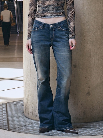 Bershka Flared Jeans in Blue: front