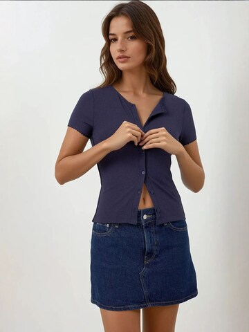 Hiccup T-Shirt in Blau: Vorderseite