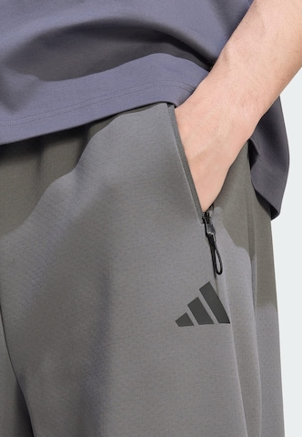 Wide leg Pantaloni sportivi 'Z.N.E.' di ADIDAS SPORTSWEAR in grigio