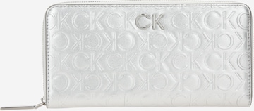 Calvin Klein Портмоне в сребърно: отпред