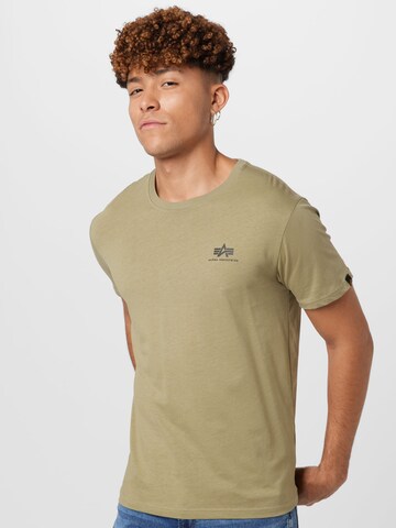 Coupe regular T-Shirt ALPHA INDUSTRIES en vert : devant