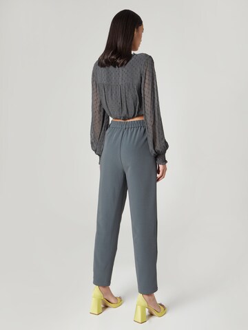 Slimfit Pantaloni con pieghe 'Pearl' di Guido Maria Kretschmer Women in grigio