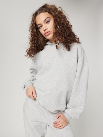 Sweat-shirt 'Amy' ABOUT YOU x Sofia Tsakiridou en gris : devant