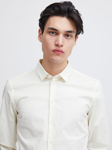 Casual Friday - Ajuste estrecho Camisa de negocios 'VIGGO' en blanco