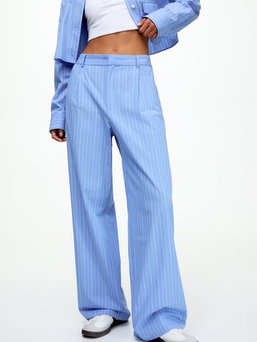 Pull&Bear Wide leg Pleat-Front Pants in Blue: front