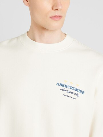 Bluză de molton de la Abercrombie & Fitch pe alb