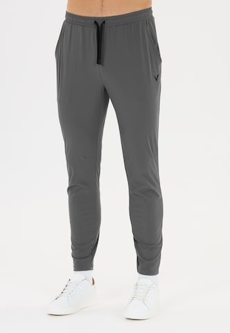 Virtus Tapered Sportbroek 'Alonso V2' in Grijs: voorkant