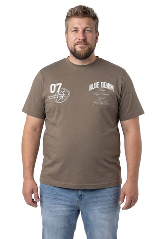 Men Plus Shirt in Brown: front