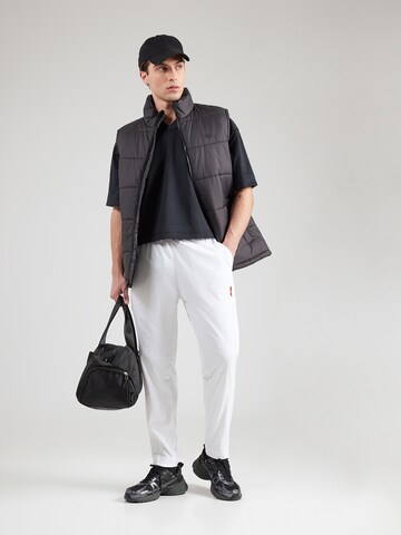 NIKE Zwężany krój Spodnie sportowe 'HERITAGE' w kolorze biały