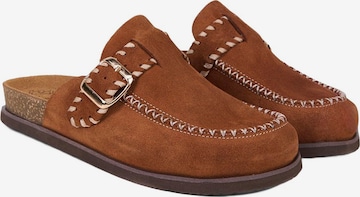 Desa - Zapatillas de casa 'DESA Damen-Wildlederclogs mit Schnallendetail' en marrón: frente