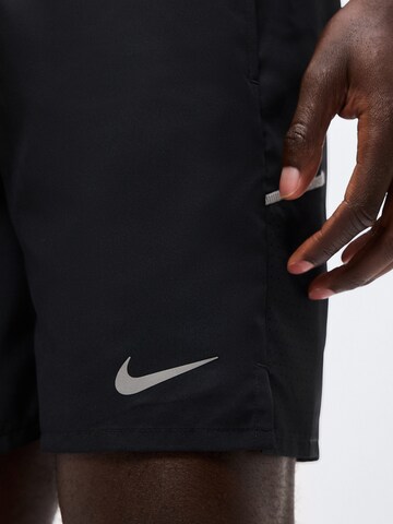 NIKE Regular Sportshorts 'Miler' in Schwarz