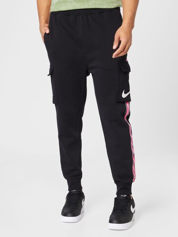 Effilé Pantalon cargo Nike Sportswear en noir : devant