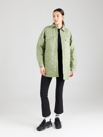 Veste mi-saison 'ESSNTL' Nike Sportswear en vert