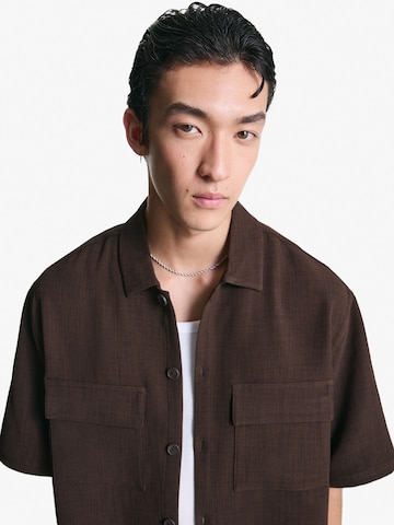 Bershka Comfort Fit Риза в кафяво