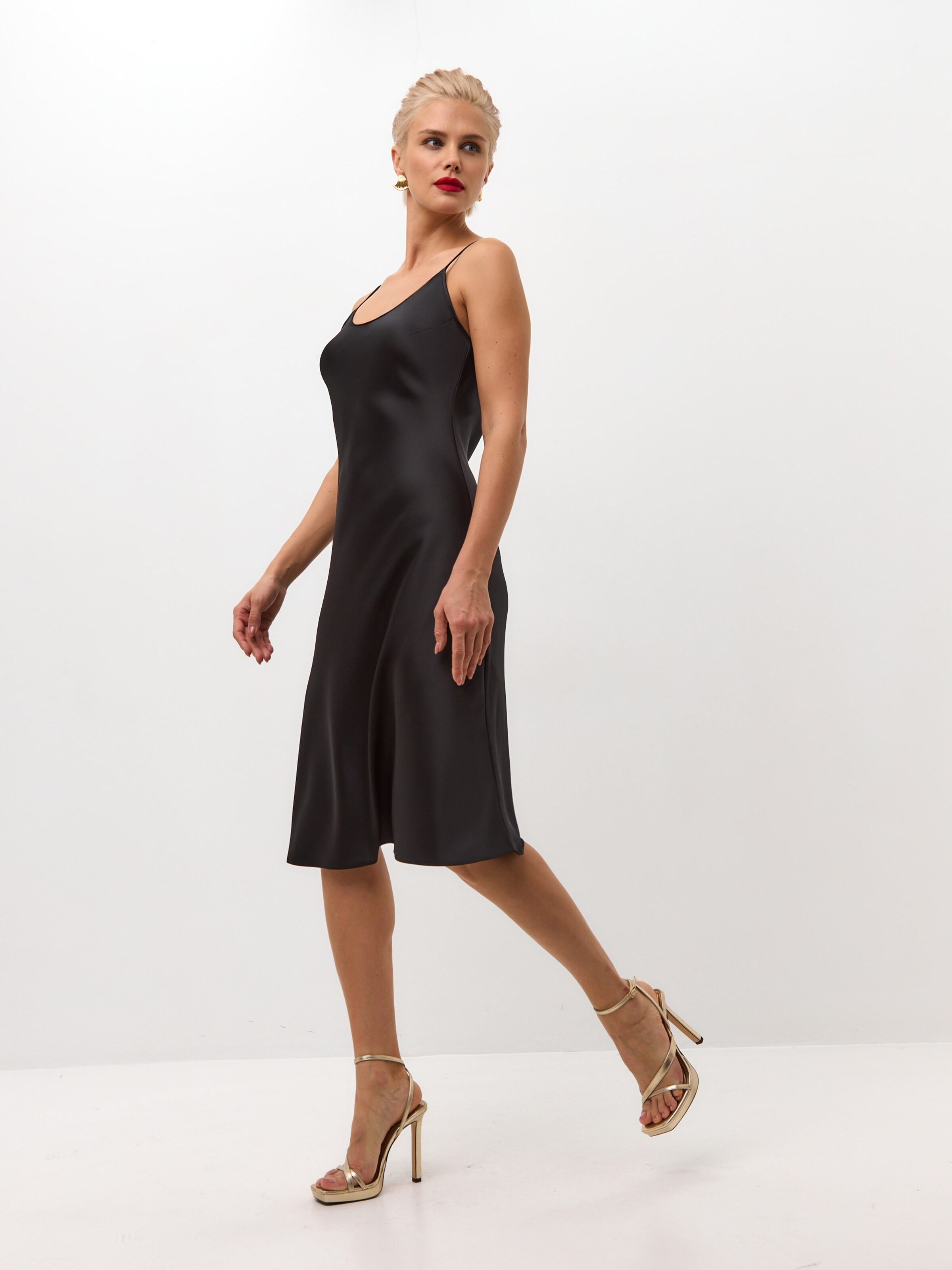 Robe 'Below the knee satin slip dress 'Grace'' Serena Silueta en noir