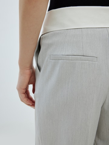 EDITED Свободный крой Плиссированные брюки 'Martine' в Серый