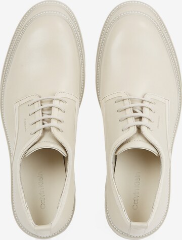 Chaussure à lacets Calvin Klein en blanc