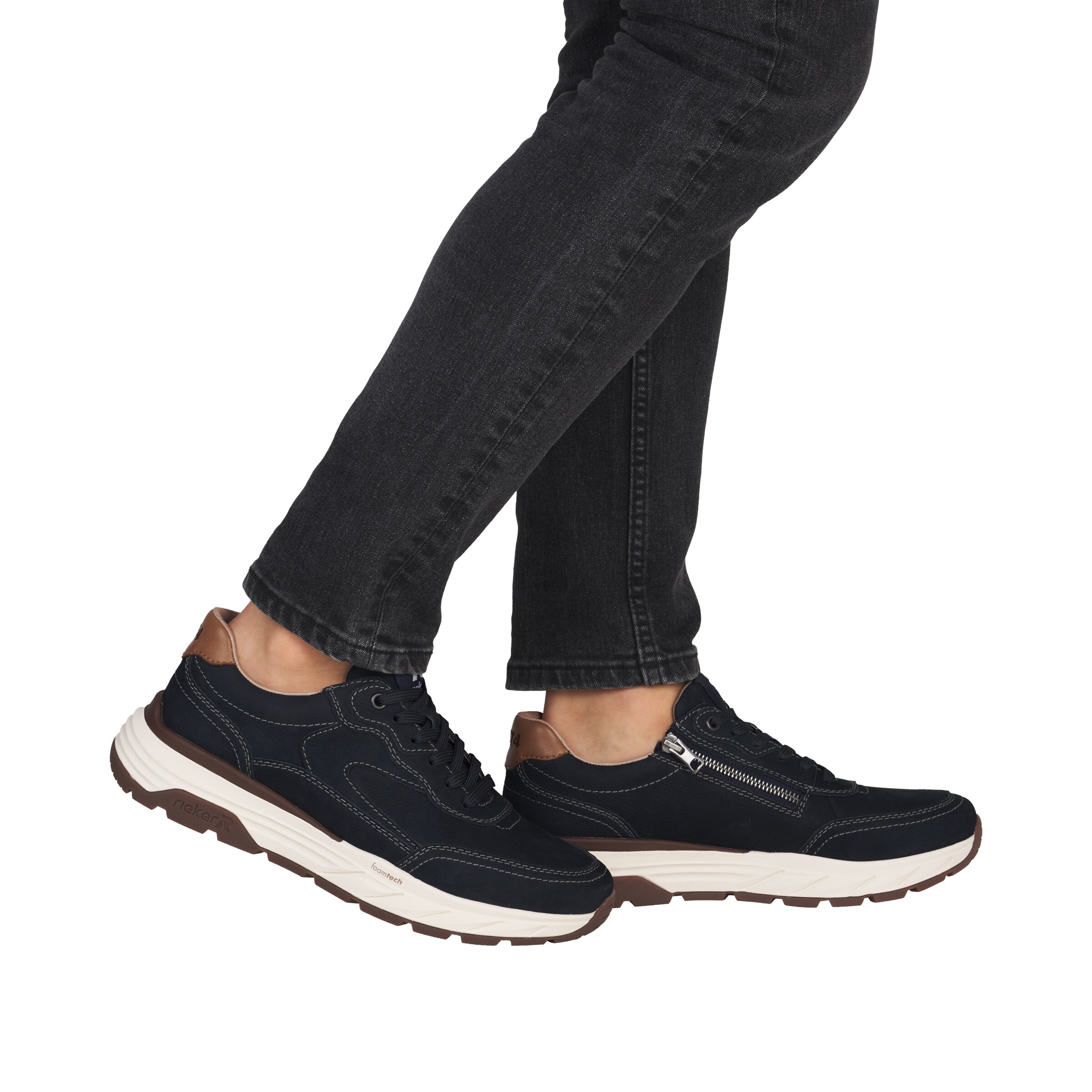 Baskets basses Rieker en bleu : devant