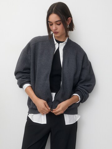 Pull&Bear Jacke in Grau: predná strana