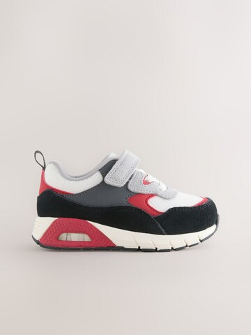 Next Σνίκερ σε κόκκινο