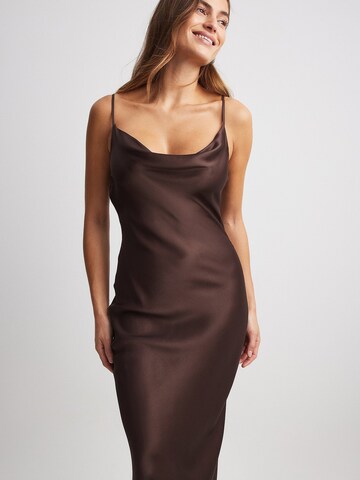 Robe NA-KD en marron : devant