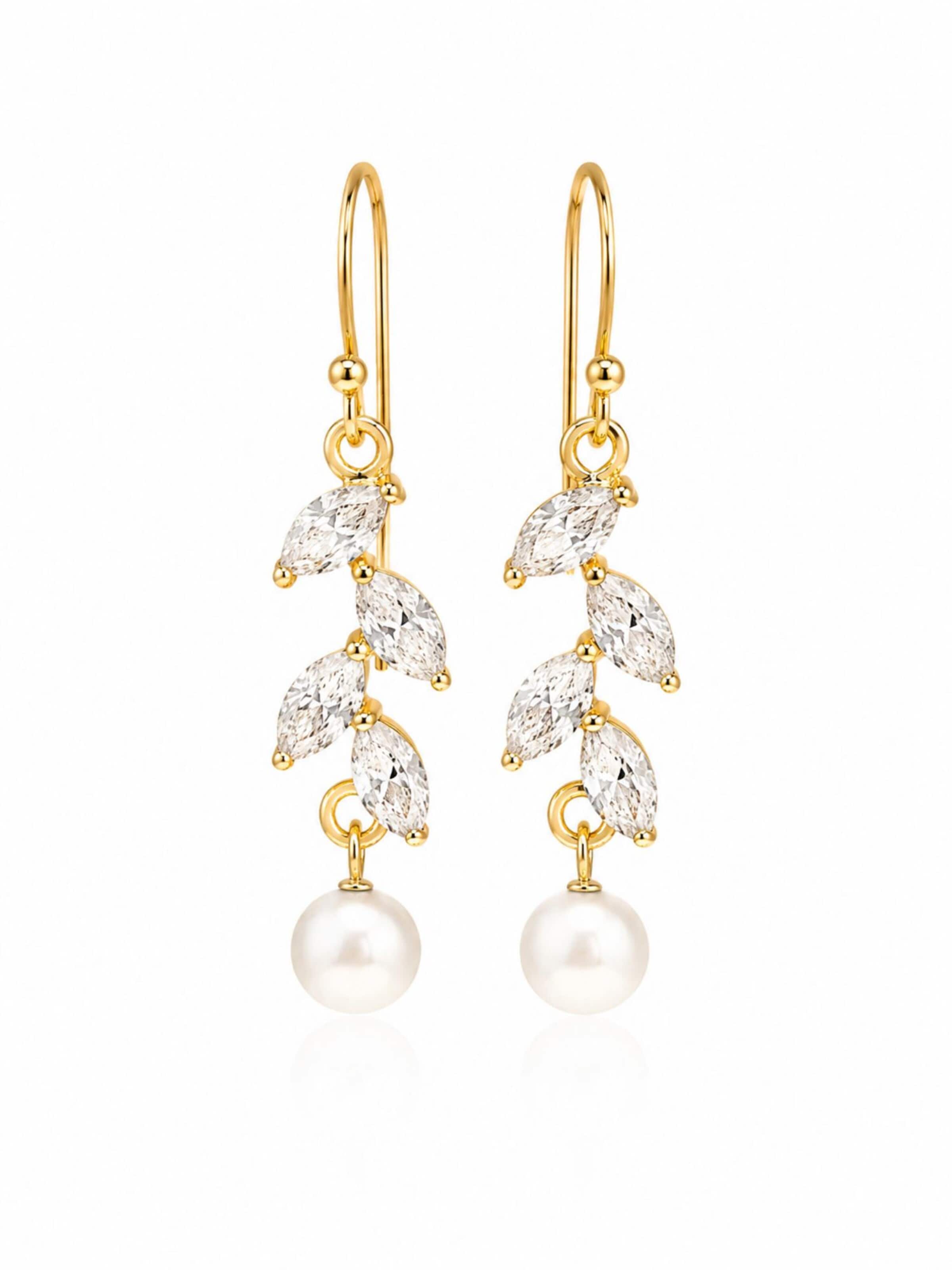ANNIS WIESBADEN EST. 2021 Earrings 'Brautohrringe "Valerie" – Zarte Perlenohrringe mit 18K Echtvergoldun' in One size in Gold / Pearl white, Item view