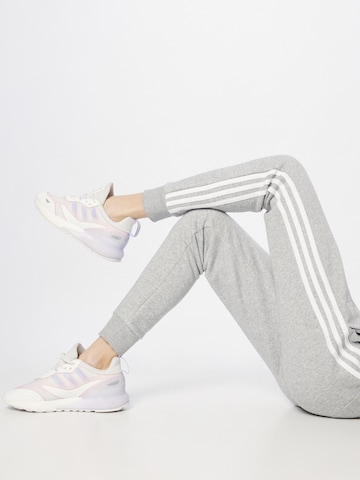 ADIDAS SPORTSWEAR - Tapered Calças de desporto '3S FL' em cinzento